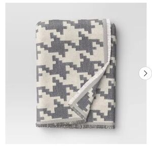 Gray and White Houndstooth Throw Blanket